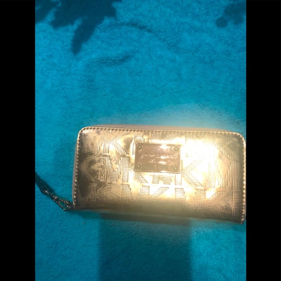 Michael Kors Signature Metallic Zip Around Jet Set Wristlet Wallet Rose Gold